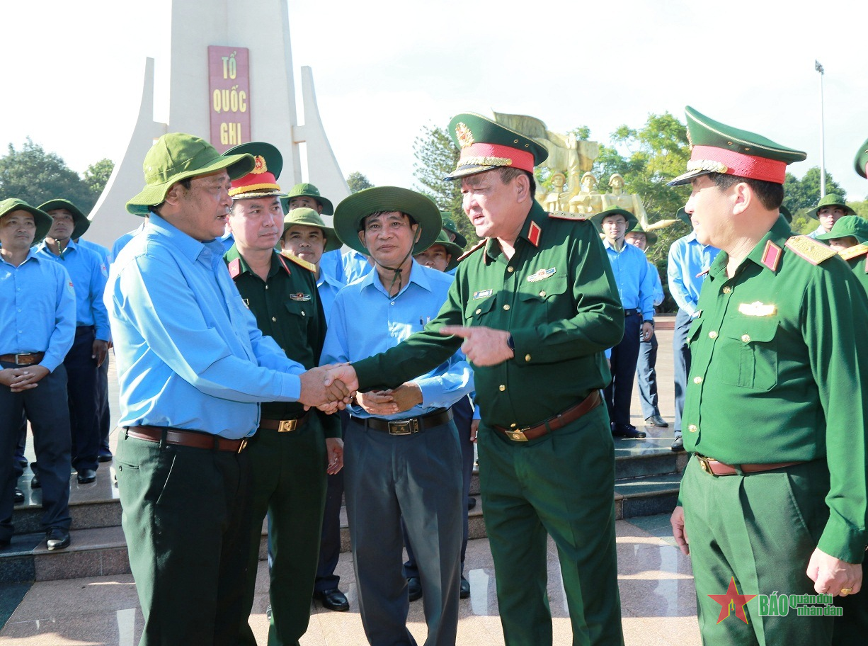 Tìm đồng đội trên đất bạn